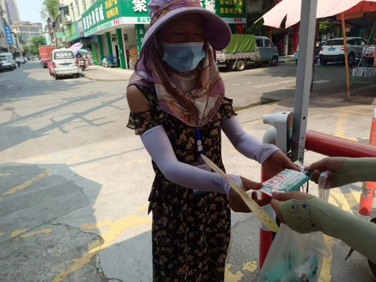 县农投公司开展送“清凉”慰问活动