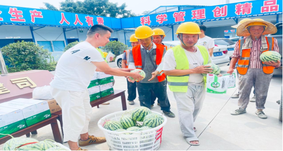 盛夏送清凉  关爱暖人心——岷江发展集团开展一线职工慰问活动